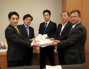 経産委員会で質問。核燃料サイクルの「メリット」なるものはことごとく成り立たない。託送料金による原発優遇策を批判。質問のあと、富山、福井の皆さんから2000万署名を受け取りました！頑張りましょう！！