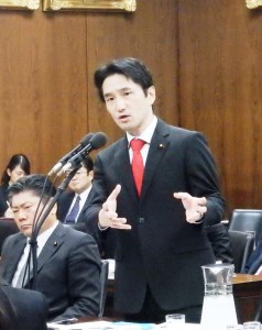 法務委員会で質問。部落差別を固定化・恒久化する法案について質問しました。質問後、人権連幹部とも懇談。衆院通過阻止へ、全力で頑張ります！！