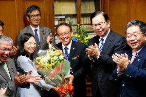 玉城デニー沖縄県知事が国会の党控室へ