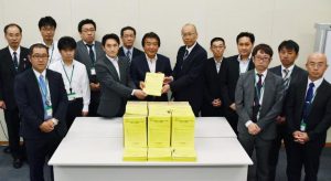 全法務労働組合の皆さんから、増員と労働条件の改善に関する署名を受けとりました