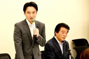 全司法労働組合の皆さんから署名を受け取り、現場の実態を聞く